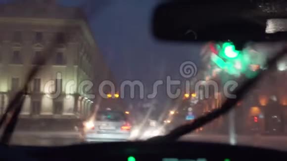 一个在大雨中开车的女人视频的预览图