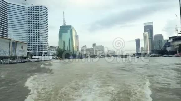 泰国曼谷的天际线和摩天大楼从ChaoPhraya河上的船上观看视频的预览图