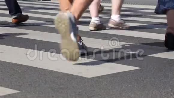 人群在人行横道上行走的腿人群脚的特写视频的预览图