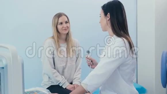 一名妇女在诊所与一名女医生沟通视频的预览图