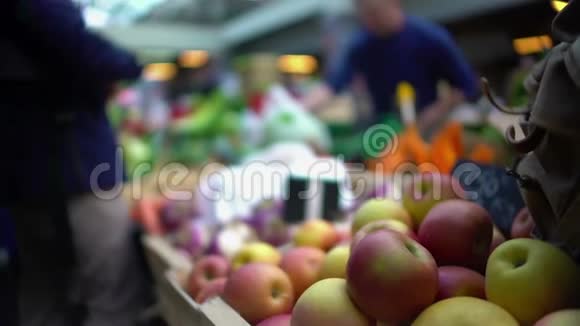 男人在当地市场买水果健康的生活方式和食物看苹果视频的预览图