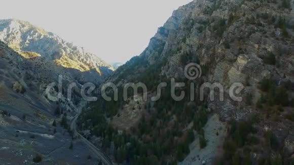 一条深峡谷道路的高角度鸟瞰图汽车沿着这条道路行驶视频的预览图