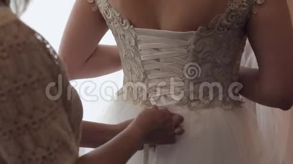 结婚纪念日伴娘给婚礼紧身衣视频的预览图