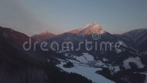 高山上冬季日落的鸟瞰图视频的预览图