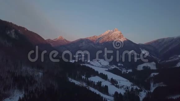 高山上冬季日落的鸟瞰图视频的预览图