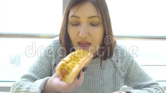 女人在快餐店吃热狗视频的预览图