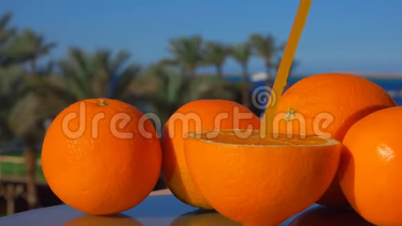 大的成熟多汁的橘子和稻草视频的预览图