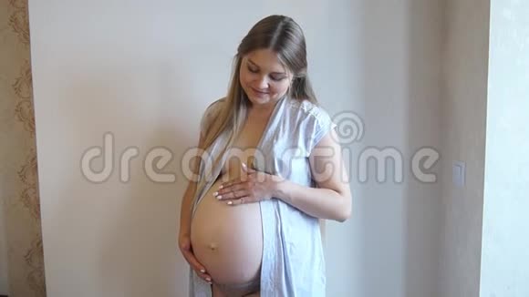 女人摸她怀孕的肚子怀孕的女孩爱抚肚子的孕妇视频的预览图