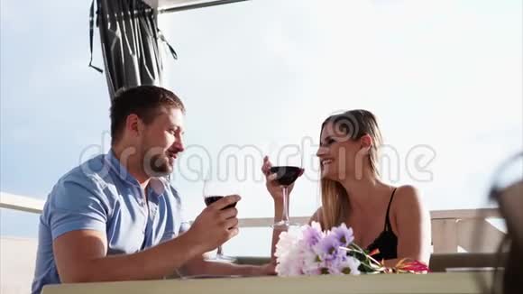 一对年轻夫妇在一家餐馆庆祝他们的结婚纪念日恋人们喝酒视频的预览图