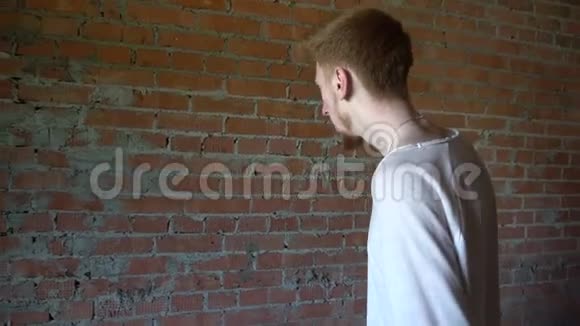 可怜的人在砖墙上打拳视频的预览图