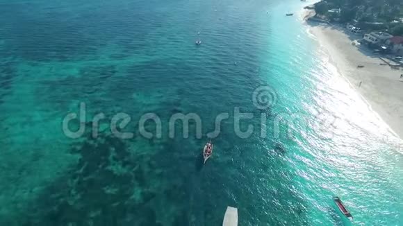 在桑给巴尔旅游海滩附近渔船空中视频的预览图