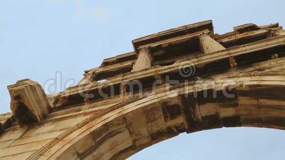 希腊雅典古拱哈德良门上层下景图视频的预览图