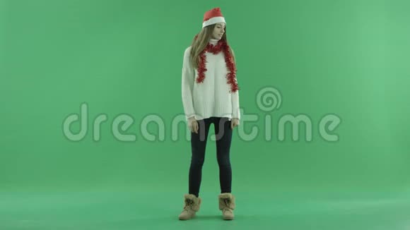 戴着圣诞帽的漂亮宝贝在镜头前摆姿势背景是彩色键视频的预览图