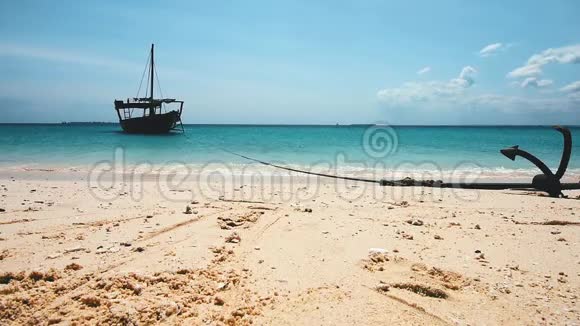 一艘船停泊在沙滩海岸附近视频的预览图