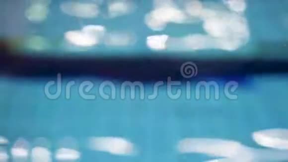 在游泳池的蓝色水中反射的光清水摇曳泳池水的质感视频的预览图