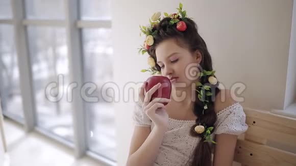 有苹果和树叶的女孩肖像春天的景象女孩春天视频的预览图