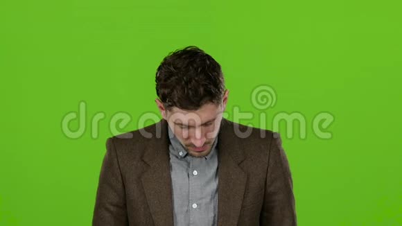 有魅力的男商人调整衣服擦脸佩服自己绿色屏幕慢动作视频的预览图
