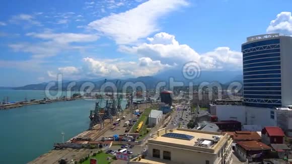 空中拍摄美丽的黑海港口景观棕榈和码头视频的预览图