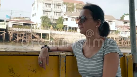 女人乘船在亚洲旅行视频的预览图