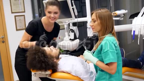 一位女牙医和她的病人摆姿势拍照视频的预览图