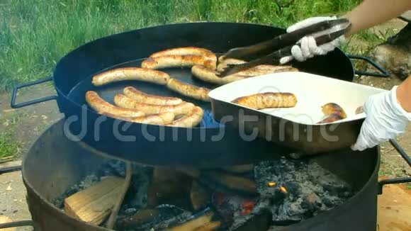 香肠是煎在大煎锅上过火视频的预览图