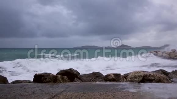 地中海海岸线上的暴风雨日视频的预览图