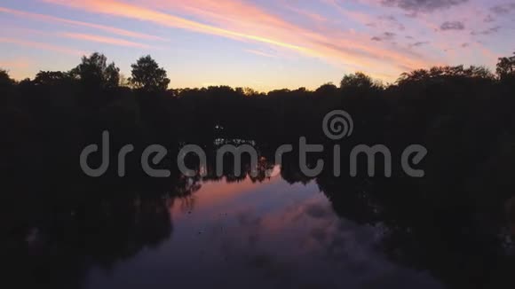 夜晚河的美景视频的预览图
