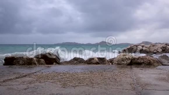地中海海岸线上的暴风雨日视频的预览图