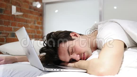 人从睡眠中醒来开始在笔记本电脑上工作视频的预览图