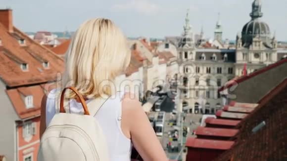 一位背着背包的游客欣赏着古老的欧洲城市格拉茨的美丽景色欧元旅费视频的预览图