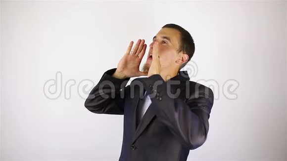 一个留胡子的年轻人大声说话做手势视频的预览图