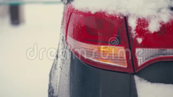 一天汽车Blinker灯在降雪4K期间紧急闪烁灯车视频的预览图