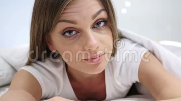 靠近愤怒中的女人躺在床上视频的预览图