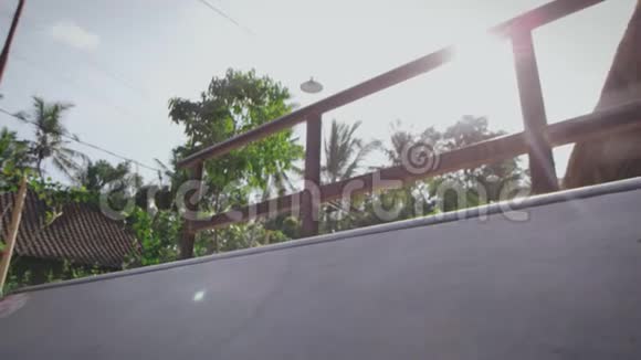 滑板车在钢轨上滑下视频的预览图