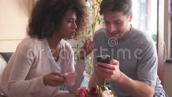 夫妻共用手机早餐视频的预览图