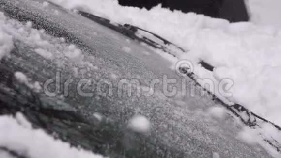 汽车雨刷在冬天扫雪视频的预览图