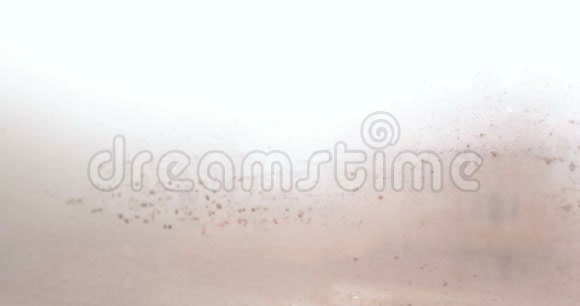 在雨天的特写镜头中用手指在蒸窗上画手画心视频的预览图