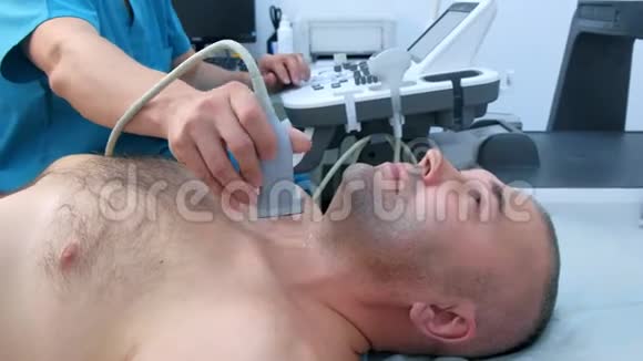 男性医生用超声扫描仪检查患者甲状腺侧视视频的预览图