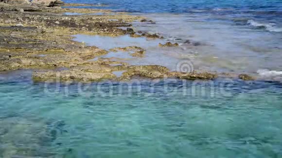 地中海清澈的水有石头和沙底视频的预览图