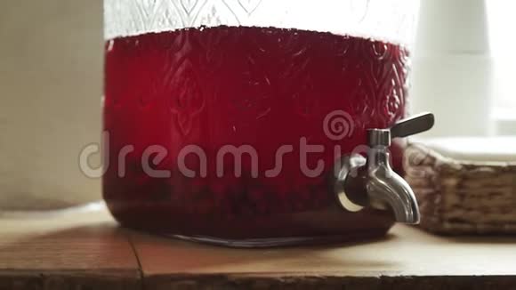柠檬水碗分配器与水龙头与组合聚会浆果柠檬水红色视频的预览图