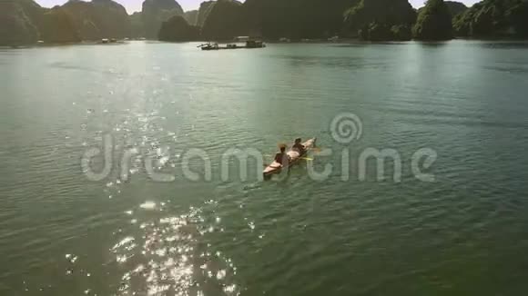 上景夫妇休息在独木舟中的青龙湾对海景视频的预览图