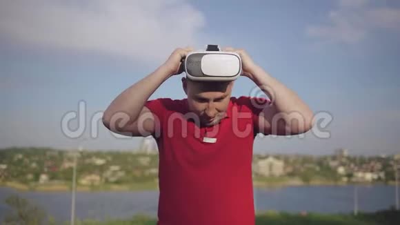 这个人正在用虚拟现实眼镜与隐形敌人拳击视频的预览图