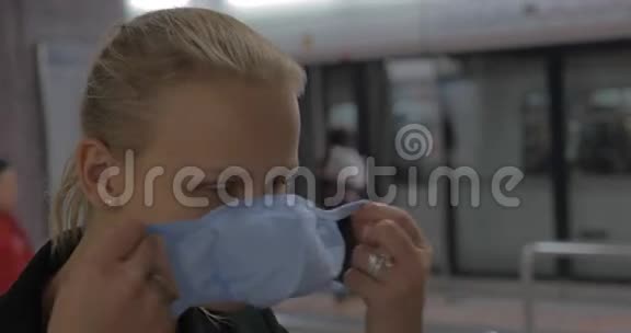 在中国香港地铁里一个年轻女孩戴着医疗面具视频的预览图