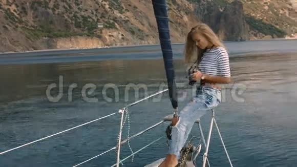 女孩在游艇上拍照视频的预览图