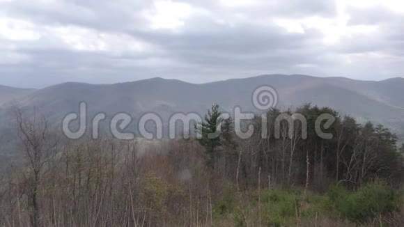 佐治亚州堡山公园在前往堡山的路上可以俯瞰云团的景色视频的预览图