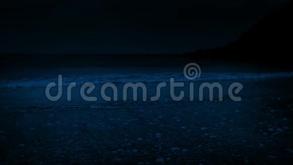 夜间沿海滩岸行驶视频的预览图
