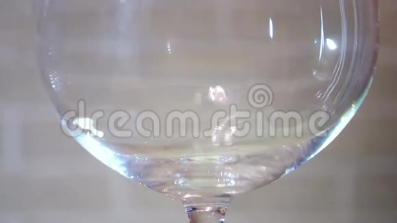 黄色葡萄酒在近距离缓慢进入玻璃视频的预览图