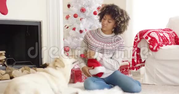 年轻女子在圣诞节和她的狗放松视频的预览图