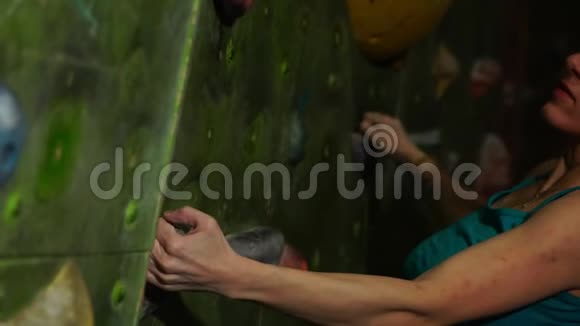 一个雌性巨石训练以克服墙上的障碍攀登专业救援人员爬墙视频的预览图