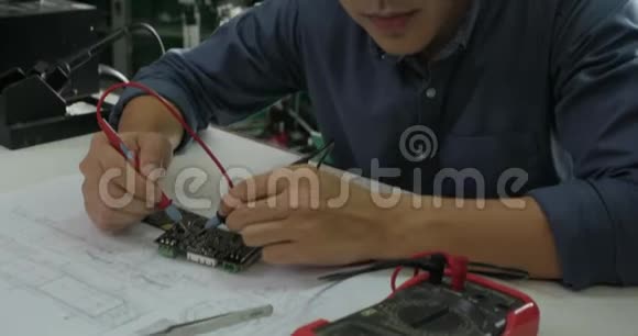 亚洲学生正在学习电子产品并在教室里测量信号视频的预览图